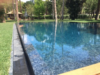 Ramella Graniti A- New swimming pool project with Sfioro Grate in Nero Assoluto granite, private villa.