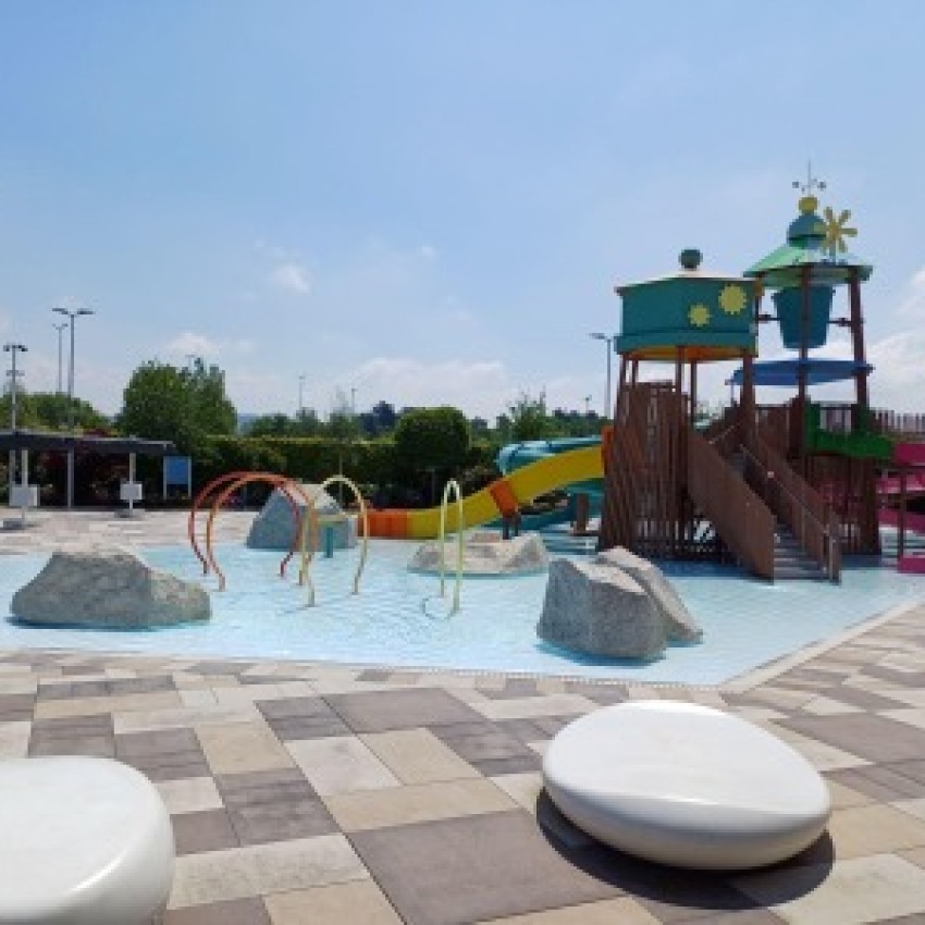 Ramella Graniti Realizzazioni A- Progetto nuovo Play Land Outlet Serravalle con griglia Sfioro in granito Bianco Sardo